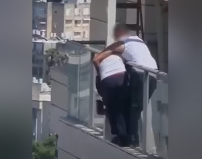 ככה לא בונים פרגולה: צפו בשני העובדים שעלו גבוה מאוד – והסתכנו (וידאו)
