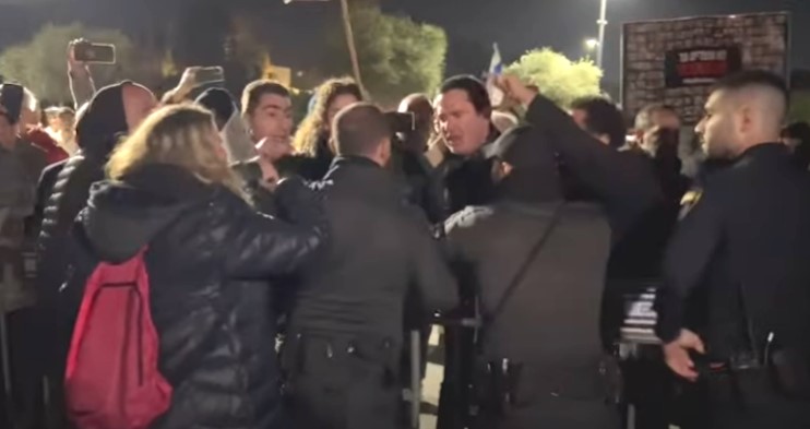 עשרות משפחות חטופים הפגינו מול בית נתניהו בקיסריה: "עצור את הוצאתם להורג"
