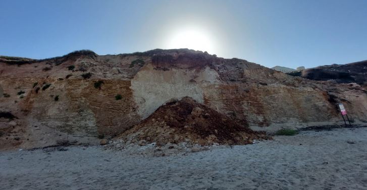 שנה של קריסת מצוקים בחופי הים בחדרה וסביבתה: המשרד להגנת הסביבה בבשורה