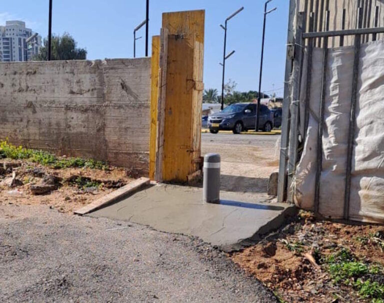 טענות לקושי במעבר לבעלי מוגבלויות במרכז אור עקיבא; בעירייה אומרים כי "העבודות בעיצומן"
