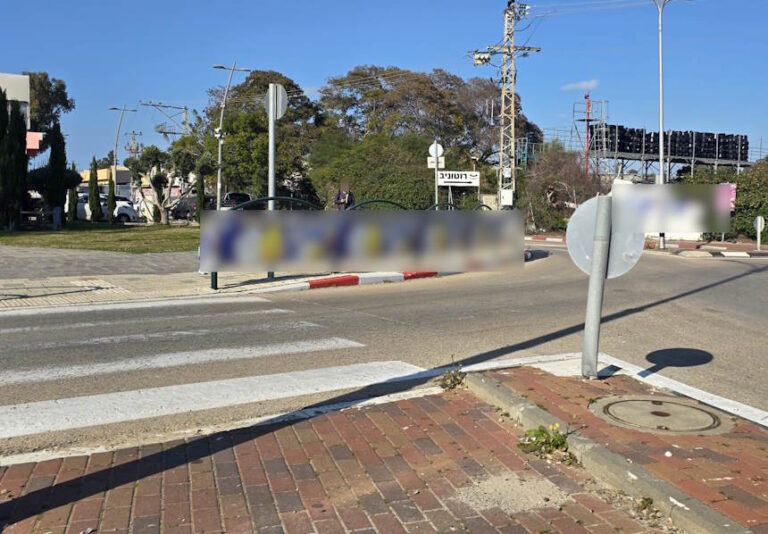 ביקורת חריפה נגד תליית שלטי הבחירות באור עקיבא: "לא רואים ילדים שחוצים במעברי חציה"