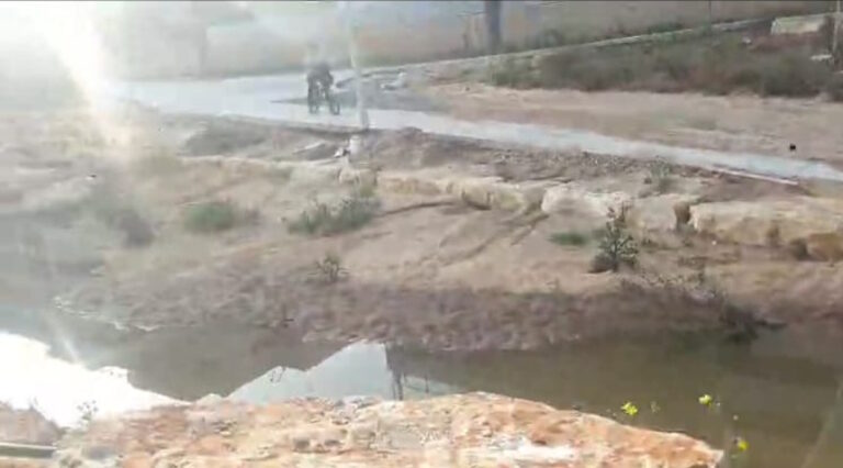 "מי ביוב הגיעו לנחל בשכונה": תושבי שכונת אור ים באור עקיבא מתריעים, בעירייה מרגיעים