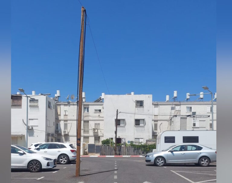 מה עושה עמוד של בזק באמצע חניון באור עקיבא?
