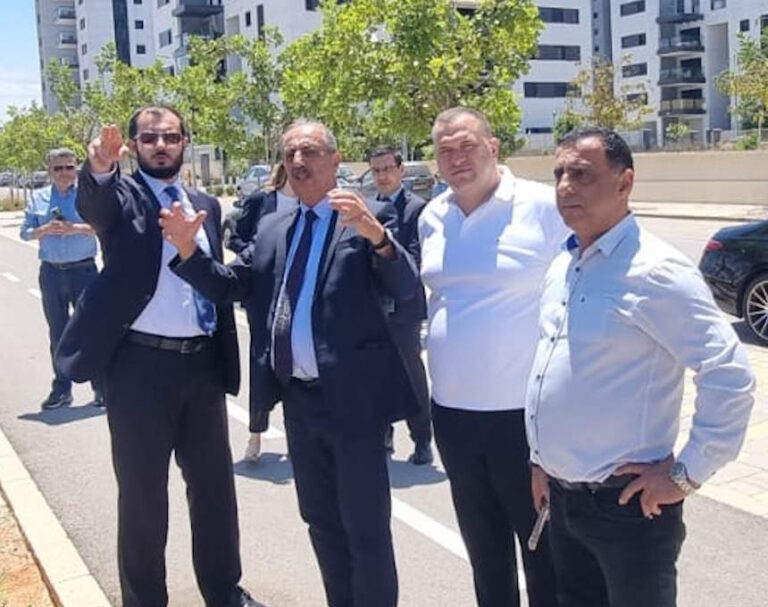 השגריר הגיע לאור עקיבא להידוק היחסים – חבר מועצת העיר בביקורת: מדוע להעמיס הוצאות על קופת העירייה?