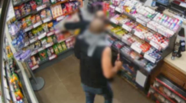 "הכל טוב אח שלי?": אישום נגד שודד הקיוסק בפרדס חנה והמוכרת שלא התרגשה [וידאו]