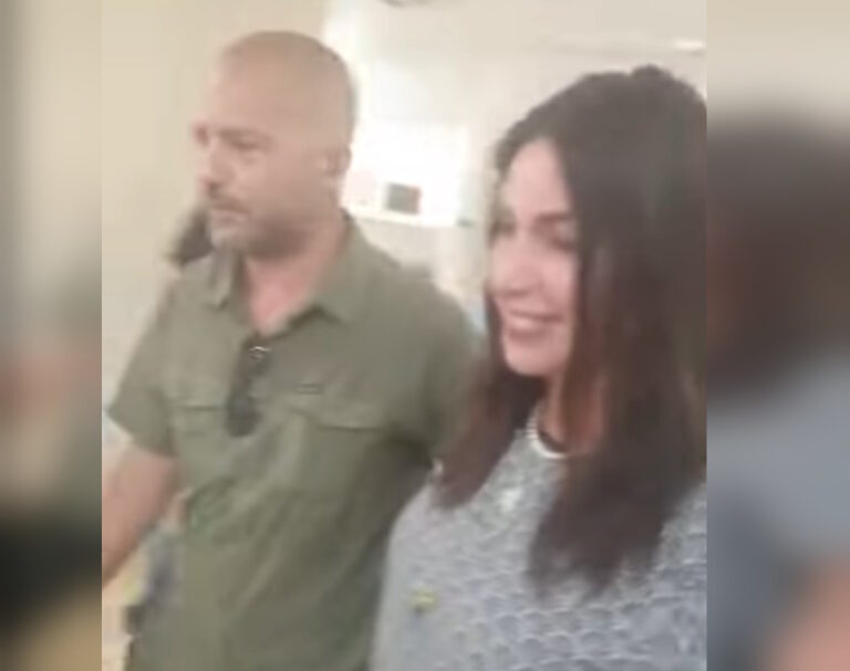שרת התחבורה מירי רגב ביקרה בפרדס חנה כרכור – וספגה קריאות קשות: "אתם מחייכים כשחיילים מתים"