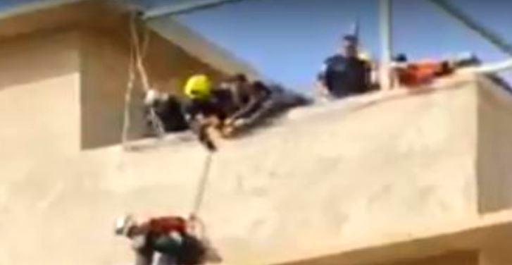 אישה פונתה בסולם מבית בוער בחדרה; מצבה בינוני