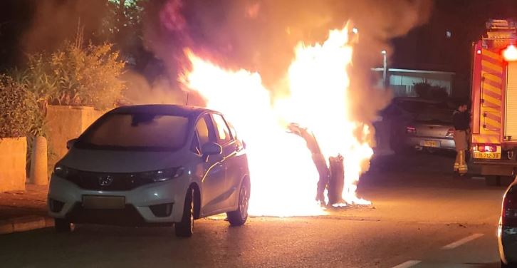 באישון לילה: רכב עלה באש בפרדס חנה