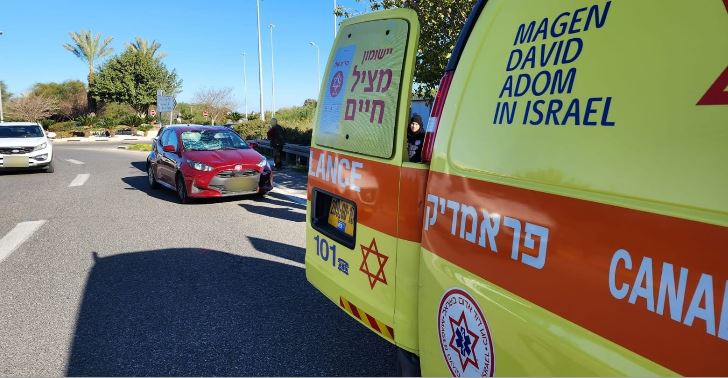 אור עקיבא: הולכת רגל כבת 53 נפגעה מרכב [תיעוד מהזירה]