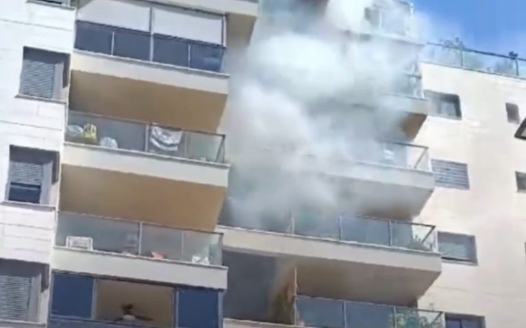 בהלה בשכונת היובל באור עקיבא: שריפה פרצה בבניין ונשמע פיצוץ עז