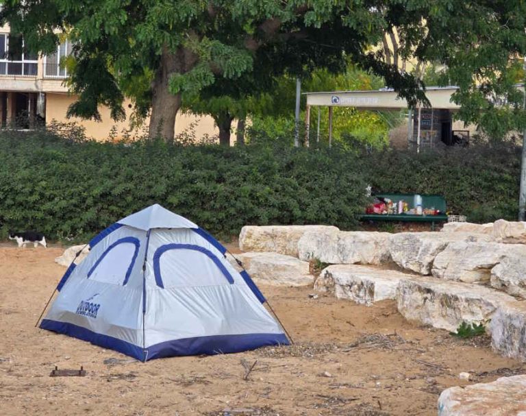 "מתקלחת עם בקבוקים, עושה צרכים מאחורי מכוניות": הסיפור העצוב של דרת הרחוב מאור עקיבא