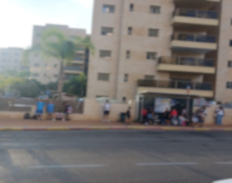אור עקיבא | ההסעות לבית הספר מאחרות, הילדים ממתינים זמן רב מדי בתחנות; "מסכן את הביטחון שלהם"