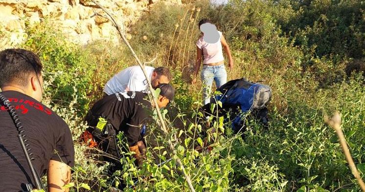 חילוץ דרמטי של עובד מלגזה מתוך נחל חדרה לאחר פיצוץ מיכל חומרים מסוכנים [וידאו]