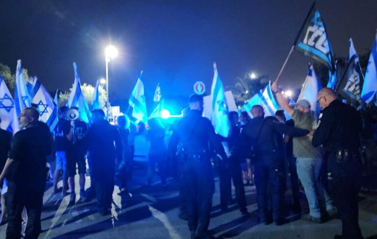 אחרי הבלגן במשטרת חדרה | מובילי ההפגנות: "נתחיל בתביעות אישיות כנגד שוטרים"