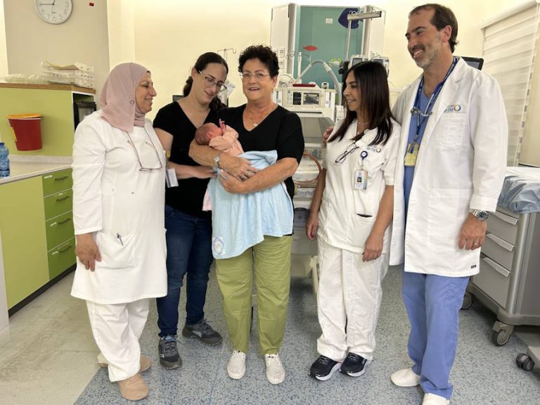 מרגש: הפגה שנלחמה על חייה בבית החולים בחדרה – ילדה תאומים באותה פגייה בה נולדה