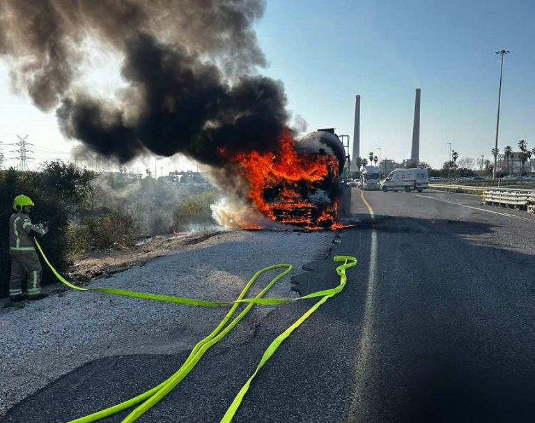 משאית עלתה באש סמוך למחלף קיסריה; עומסים כבדים במקום