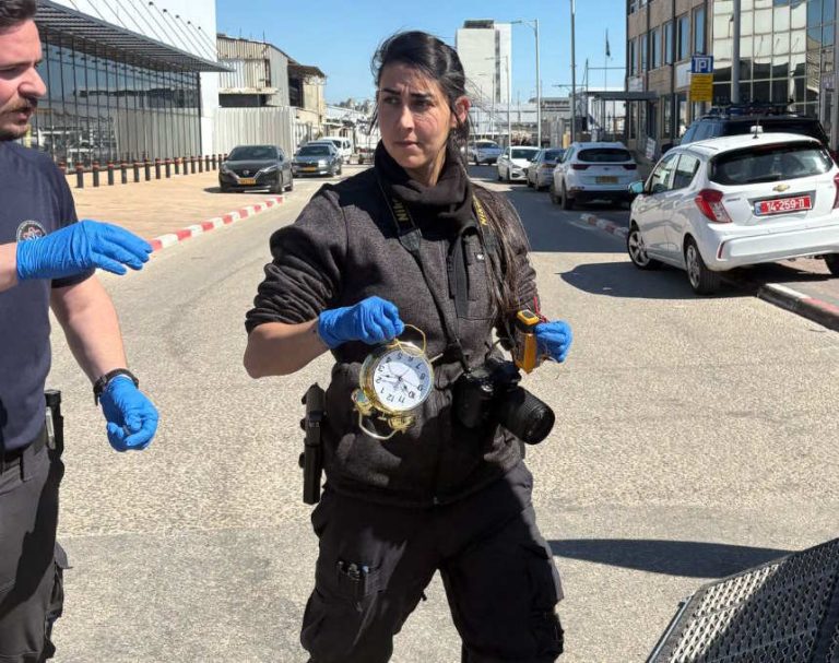 תושב חדרה נעצר לאחר דיווח שהתקבל למשטרה על "חפץ חשוד שנראה כמטען חבלה וחגורה עם חוטים"