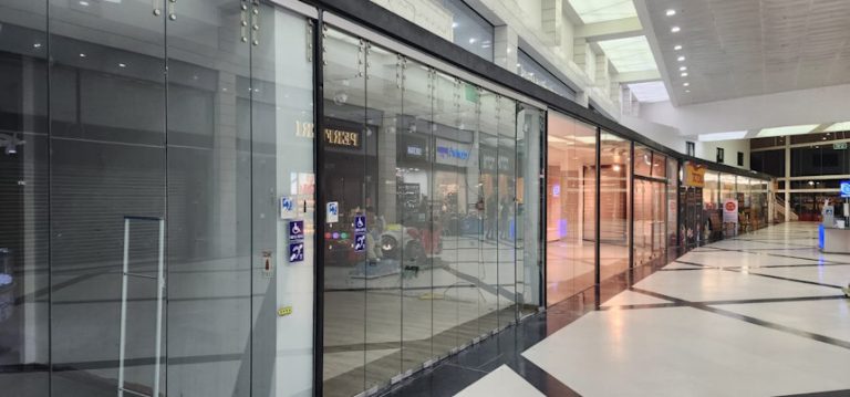 מכה לקניון באור עקיבא: 3 חנויות נסגרו במקביל