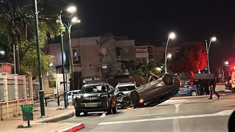 צפו בתמונות | רכב התהפך בשכונת היובל באור עקיבא, מד"א הוזעק אך חזר על עקבותיו