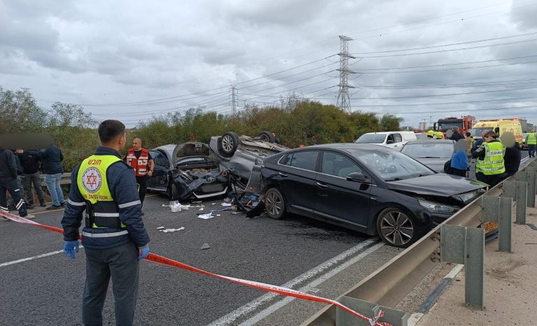 תאונת דרכים קשה בצומת נחל חדרה; עומסי תנועה כבדים על כביש 4