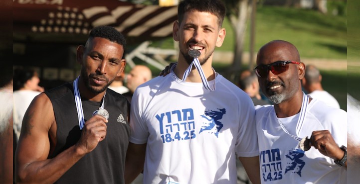 מרוץ חדרה שובר שיאים: מעל 1,200 רצים – ומחווה מרגשת לשני גיבורי העיר שנפלו בעזה