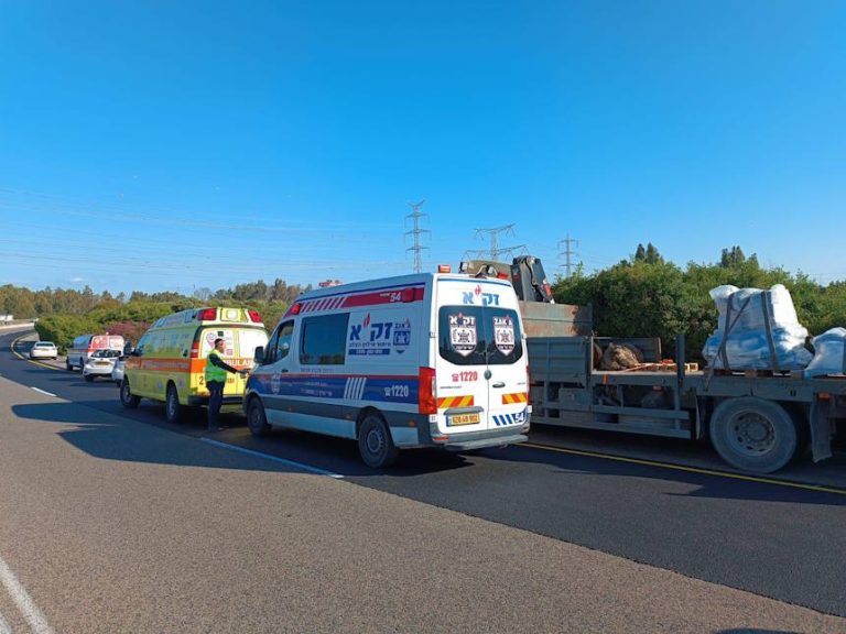 נהג משאית אותר ללא רוח חיים בכביש 65 ליד נחל חדרה