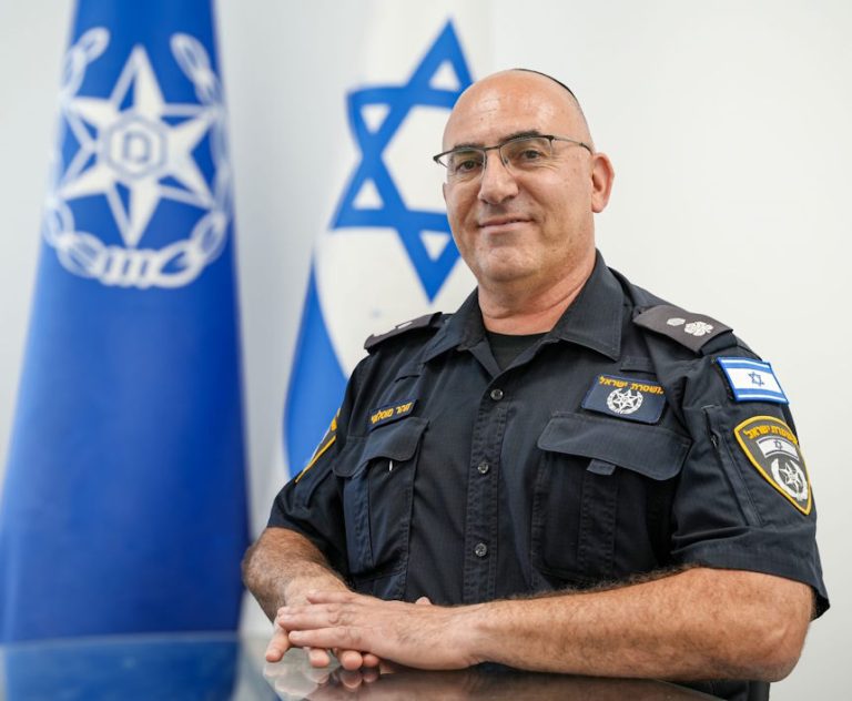 האיש שמכיר היטב את תחנות חדרה ובקה ומנסה לתקן את הקשר בין המשטרה לחברה הערבית – מבפנים