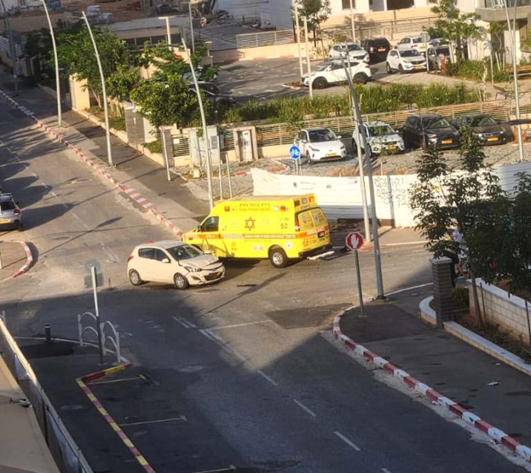 תאונת דרכים נוספת בשולמית-הדודאים באור עקיבא ● התושבים מותשים ופונים שוב לעירייה