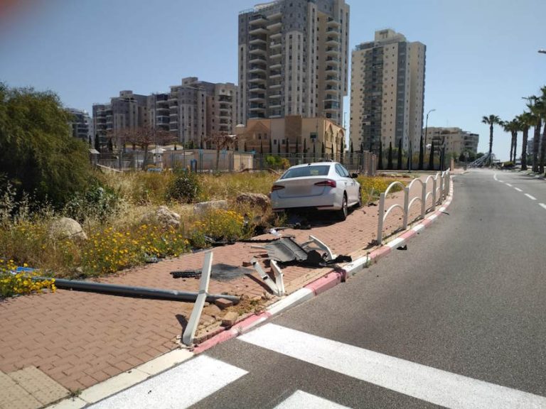 תאונת דרכים עצמית באור עקיבא: רכב איבד שליטה והתנגש במעקה; לא רחוק משם רוסס גרפיטי נגד המלחמה