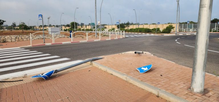 תאונה עצמית באור עקיבא; תמרורים עפו על המדרכה, חלקי רכב התפזרו
