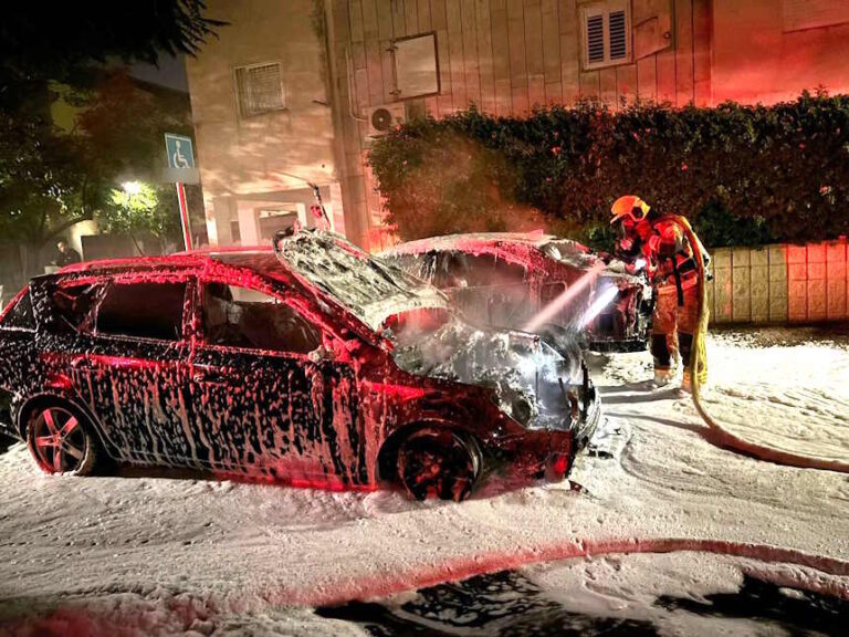 שלושה צעירים מחדרה נעצרו בחשד להצתת מכוניות בעיר