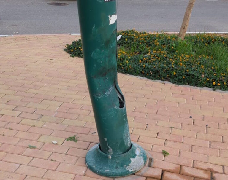 רכב התנגש בעמוד תאורה באור עקיבא – העמוד טרם תוקן ונוטה הצדה, בעירייה מנסים להרגיע [וידאו]
