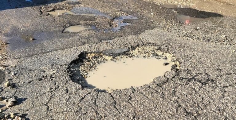 בולען קטן נפער במדרכה באור ים באור עקיבא, תושבים מודאגים: "זה מסוכן מאוד"