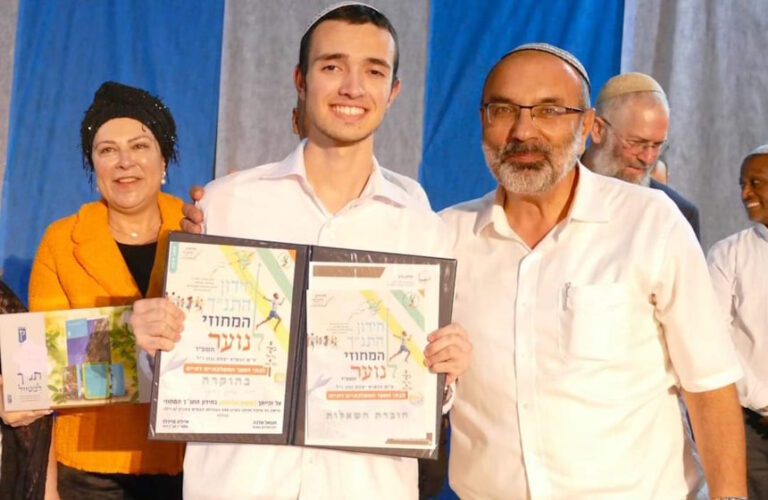 ברכות: ישורון ויסמן מאור עקיבא – זכה בחידון התנ"ך המחוזי לנוער