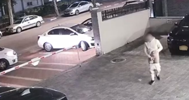 תלונה אנונימית בקבוצות בחדרה: "אדם מסתובב בעירום ומאונן ברחוב"