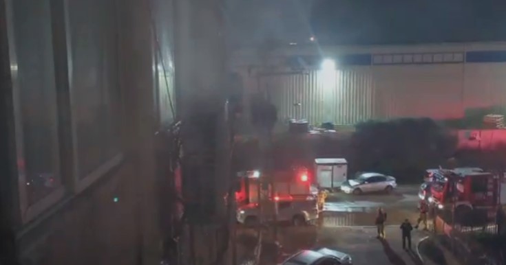 שריפה פרצה במחסן ליד אולם סנוקר בחדרה – כ-100 מבלים פונו מהמקום [וידאו]