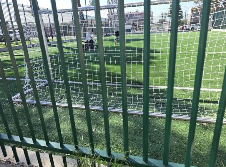 ונדליזם באור עקיבא: נוסעים על טרקטורונים בתוך מגרש דשא סינטטי
