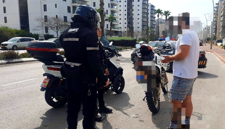 עשרות דוחות והחרמות רכבים משופרים במבצע של משטרת התנועה בסופ"ש בחדרה