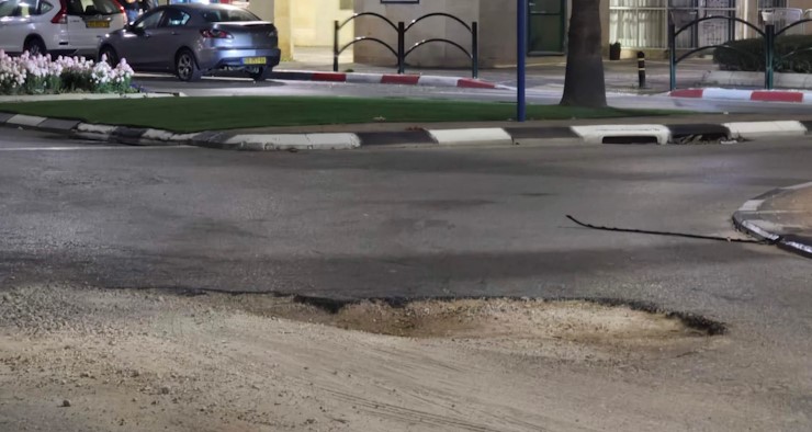 בור חזר ונפער בשכונת אורות באור עקיבא לאחר תיקון תשתיות – סכנה לרכבים