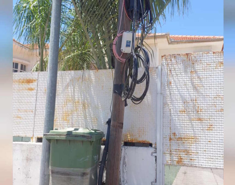 החוטים המסוכנים של אור עקיבא: בגובה העיניים, בהישג יד של ילדים – וגם מכערים את הסביבה