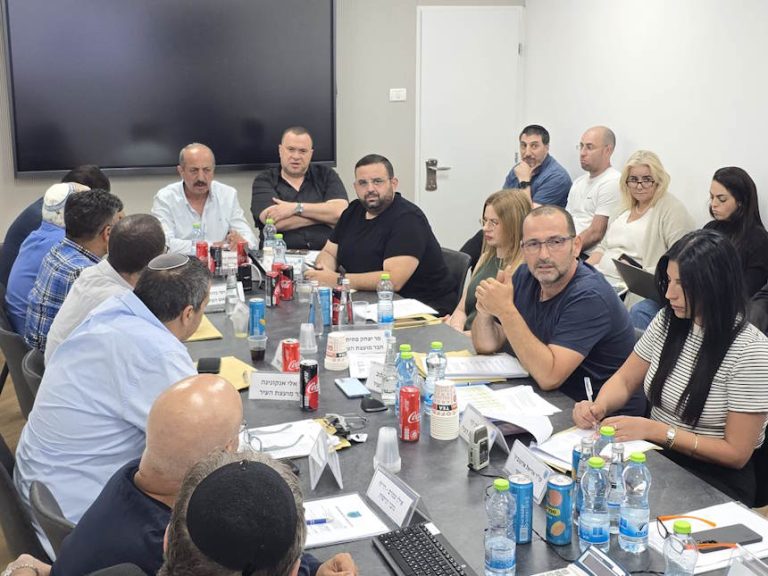 ישיבת מועצת אור עקיבא 3.9.25 | תדון בחיובי יתר בארנונה, מצלמות אבטחה ודוחות כספיים