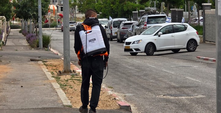 תושבים באור ים באור עקיבא נגד ריסוס בשכונה: "מסכן חיים" | העירייה הציגה מסמך: החומר מאושר כחוק