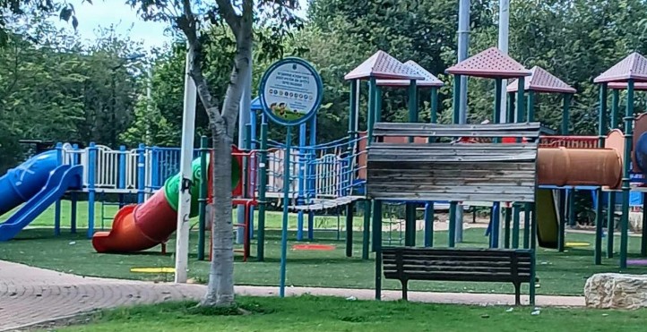 הורים בשכונת היובל באור עקיבא מתלוננים: אין הצללה בגן המשחקים – ילדים נכווים מהמתקנים