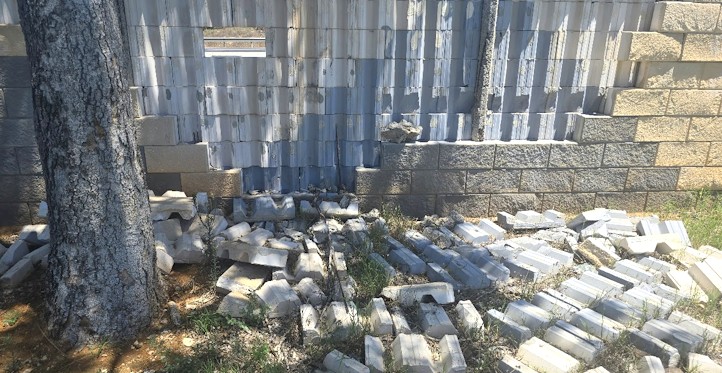 "החומה נופלת, האבנים עפות, הלכלוך חוזר בכל פעם" ●  טיילת הג'וינט באור עקיבא ממשיכה להיות ת.ז לא מחמיאה באור עקיבא