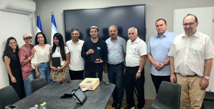 כבוד לעיר: 2 בני נוער מאור עקיבא זכו בפרס על שם אלעד ריבן ז"ל