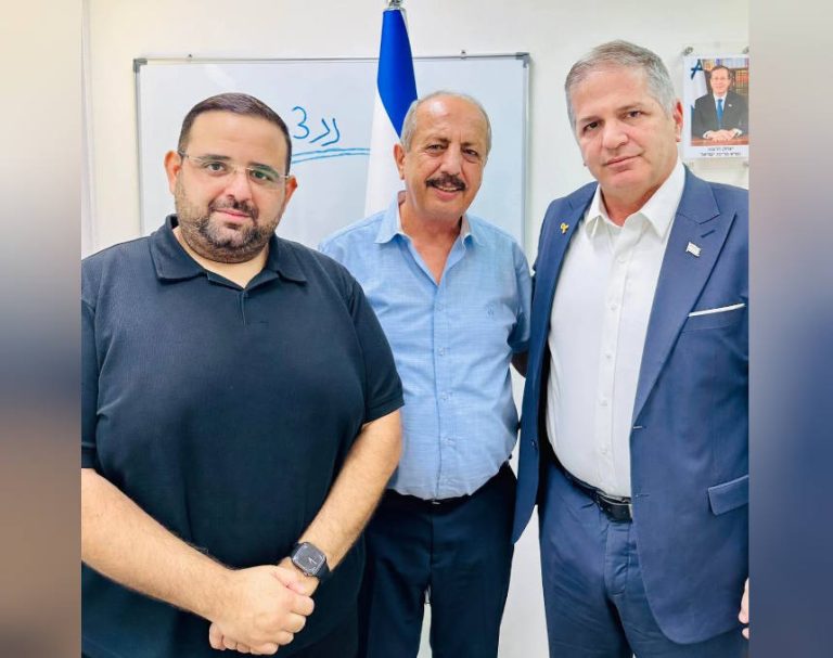 בצל הלימודים במקלט: קידום משמעותי לבית הספר באור עקיבא – ראש העיר נפגש עם שר החינוך