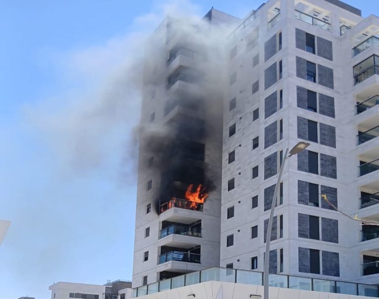 השריפה בצהרי היום בדירה בשכונת אור ים באור עקיבא; בת 47 נפגעה משאיפת עשן