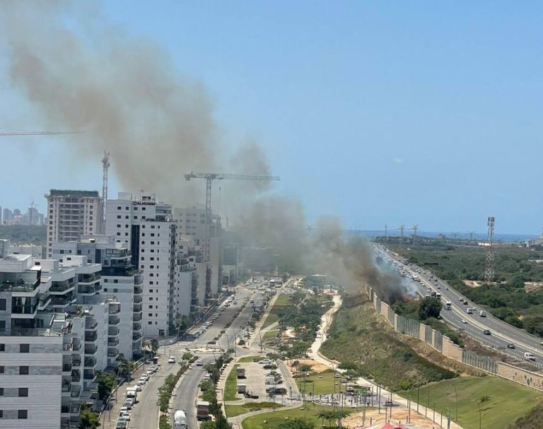 שריפה פרצה בכביש החוף סמוך למחלף אור עקיבא. התנועה נעצרה מדרום לצפון לפרק זמן