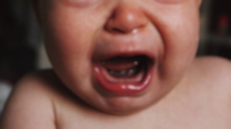 בעלת פעוטון מאור עקיבא נעצרה בחשד שתקפה באלימות פעוטות; אחת השכנות תיעדה את המעשים; אב לתאומות: "התמוטטנו נפשית" [וידאו]
