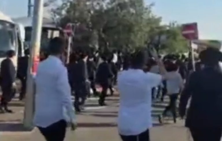 כביש החוף, כביש 4 וכביש 6 נחסמו לתנועה – בעקבות מחאה בהפתעה של חרדים נגד גיוס